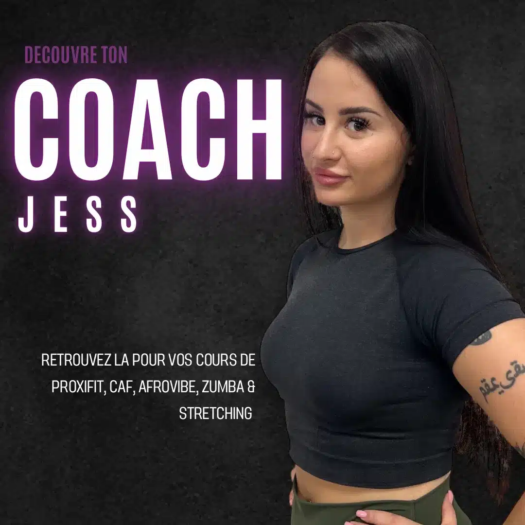 Coach Jess, femme souriante en tenue de sport, propose des cours de fitness variés : Proxifit, CAF, Afrovibe, Zumba et Stretching.