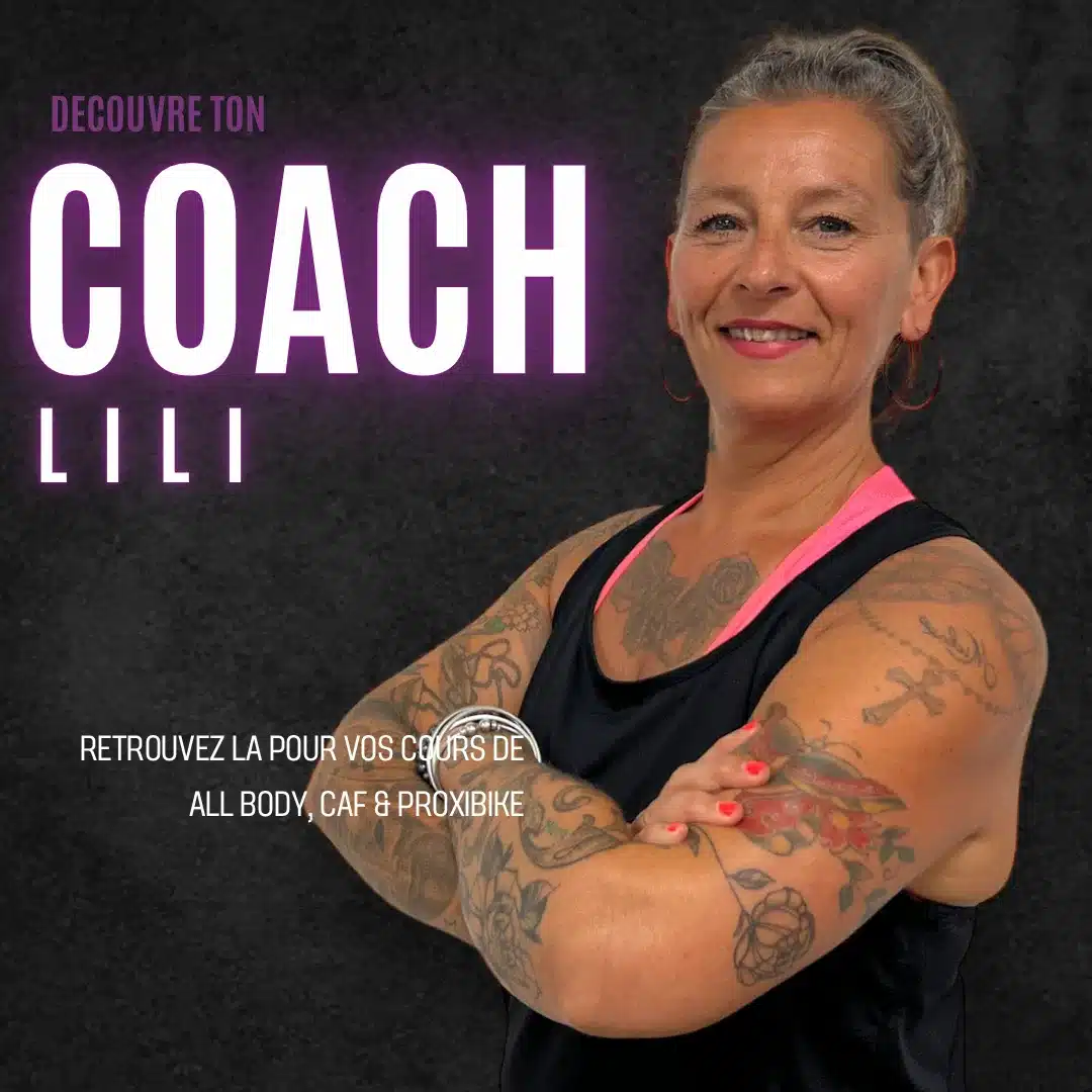 Coach Lili souriante aux bras croisés et tatoués. Découvrez ses cours de All Body, CAF & Proxibike.