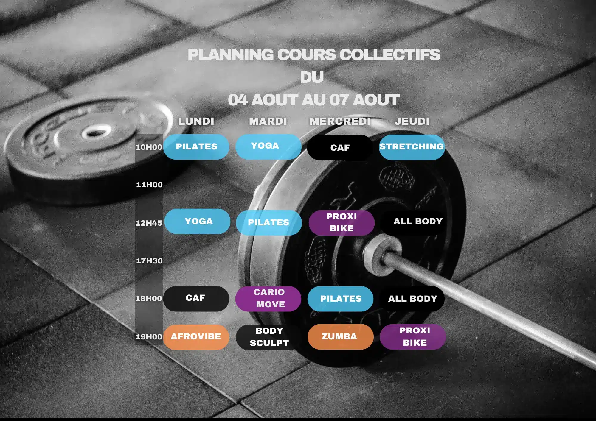 Planning des cours collectifs de fitness du 04 au 07 août sur fond de salle de sport. Inclut Pilates, Yoga, Zumba, Cardio.