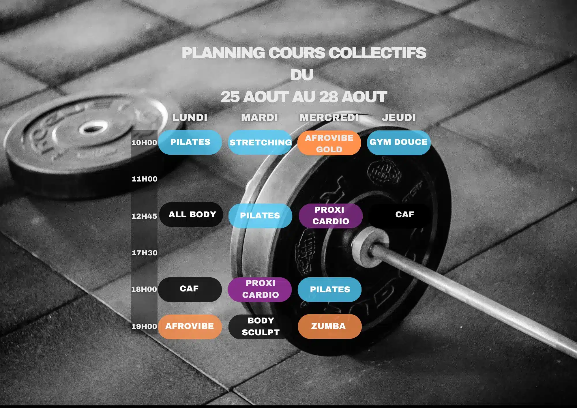 Planning des cours collectifs de fitness du 25 au 28 août. Détaille horaires, activités : Pilates, Zumba, Cardio. Fond de gym.
