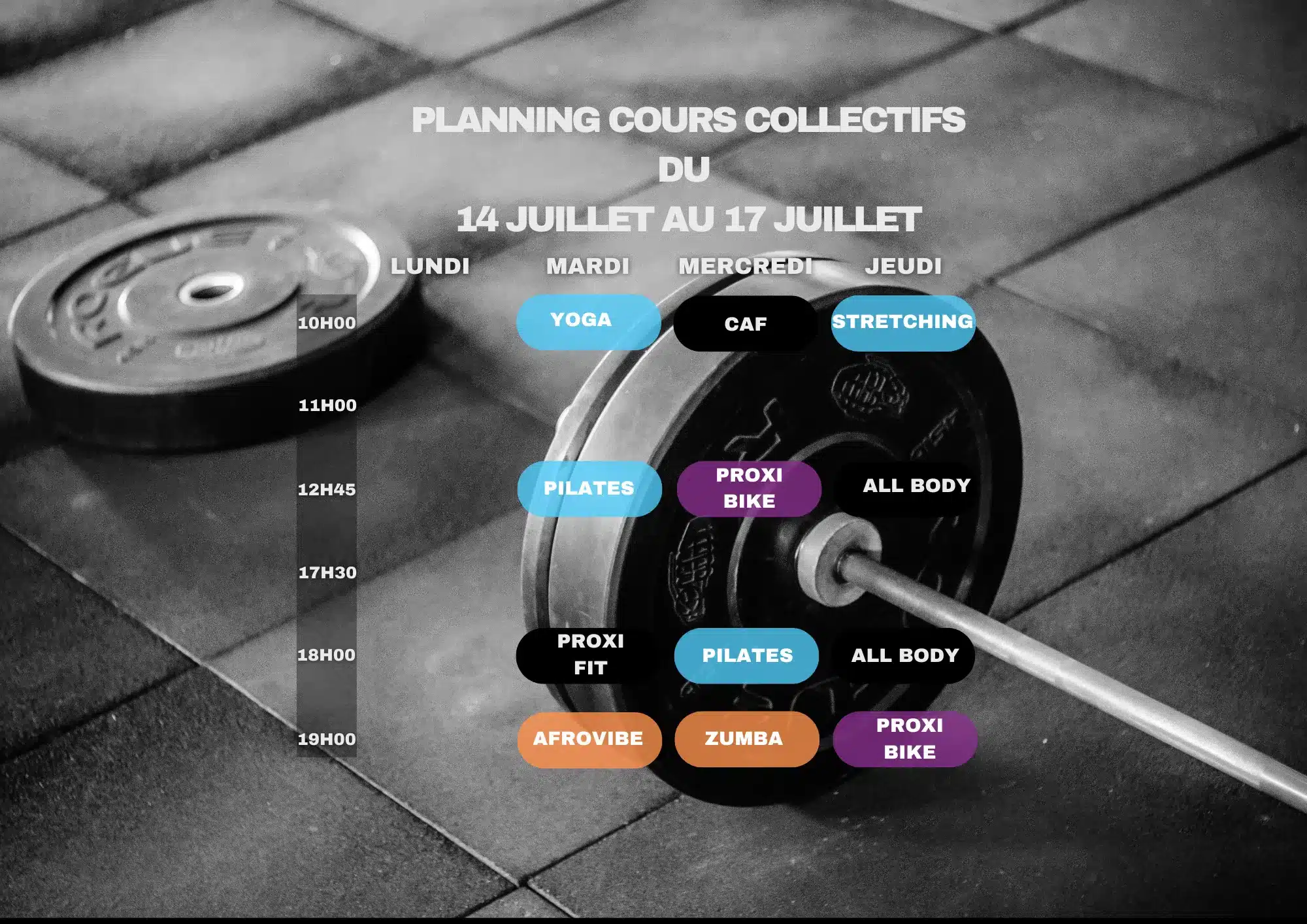 Planning des cours collectifs de fitness (Yoga, Pilates, Zumba, CAF, Stretching, All Body) du 14 au 17 juillet, avec jours et heures sur fond de gym.