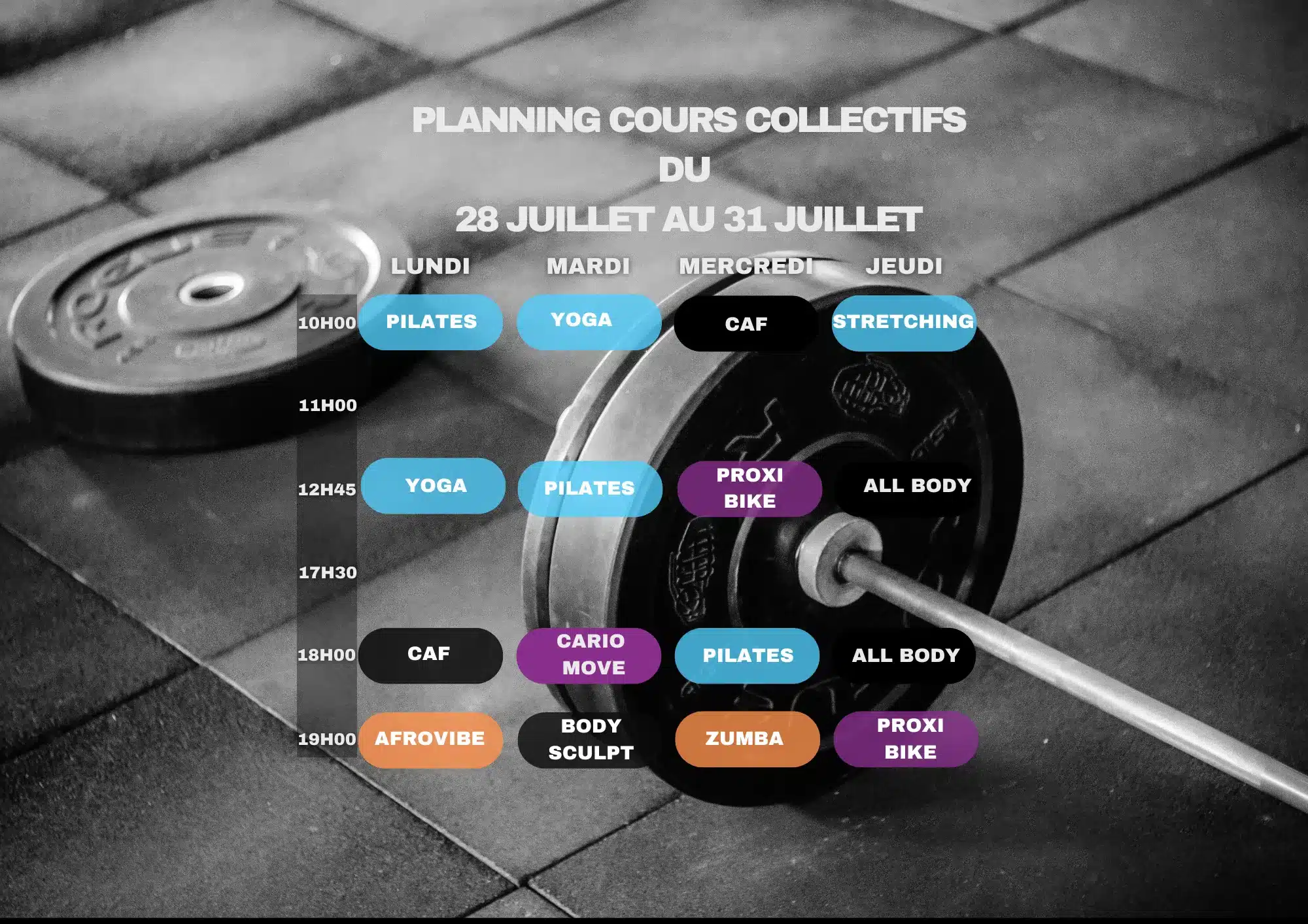 Planning des cours collectifs de fitness du 28 au 31 juillet sur fond de matériel de musculation. Horaires et noms des cours visibles.