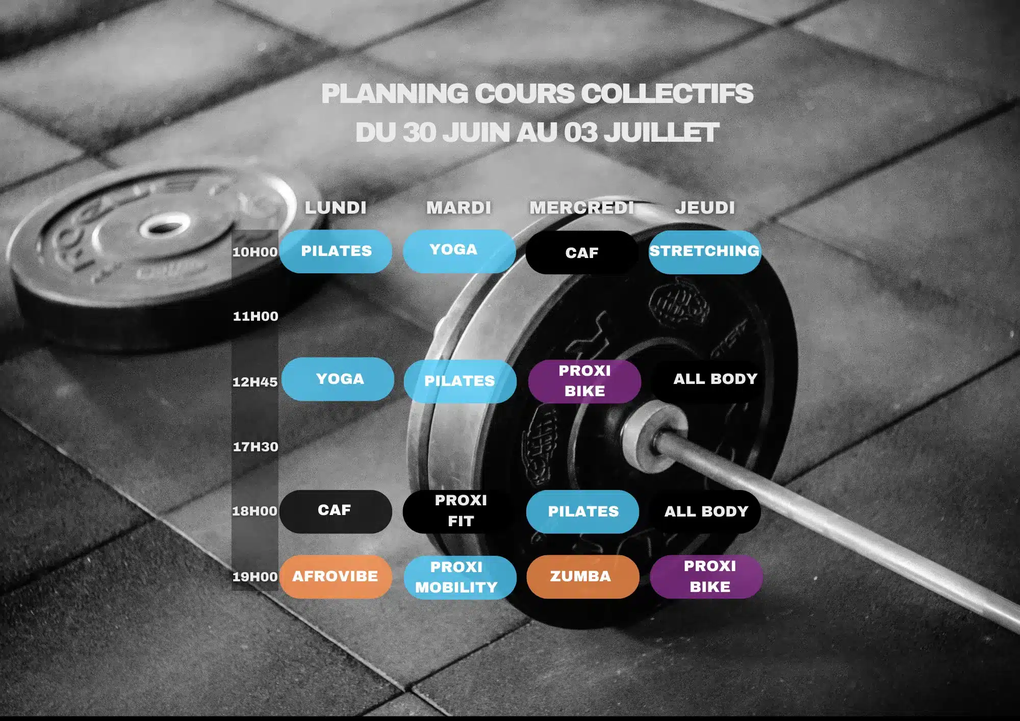 Planning des cours collectifs de fitness du 30 juin au 3 juillet, affichant Pilates, Yoga, Zumba, CAF, Stretching et autres, sur fond de salle de sport.